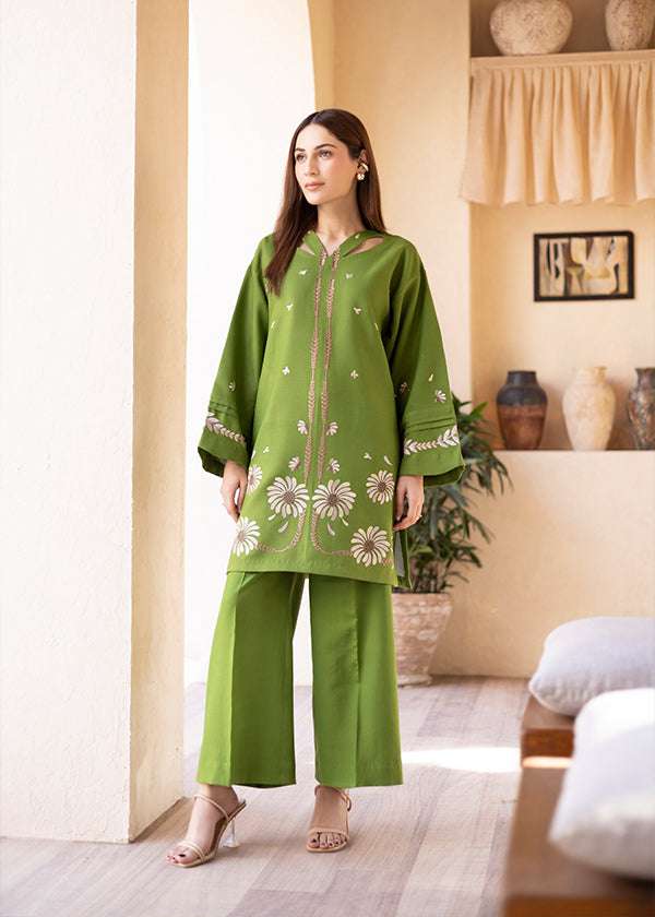 Green embroidered 2-piece suit with keyhole neckline and floral details