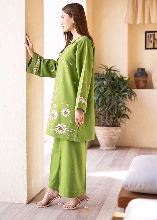 Green embroidered 2-piece suit with keyhole neckline and floral details