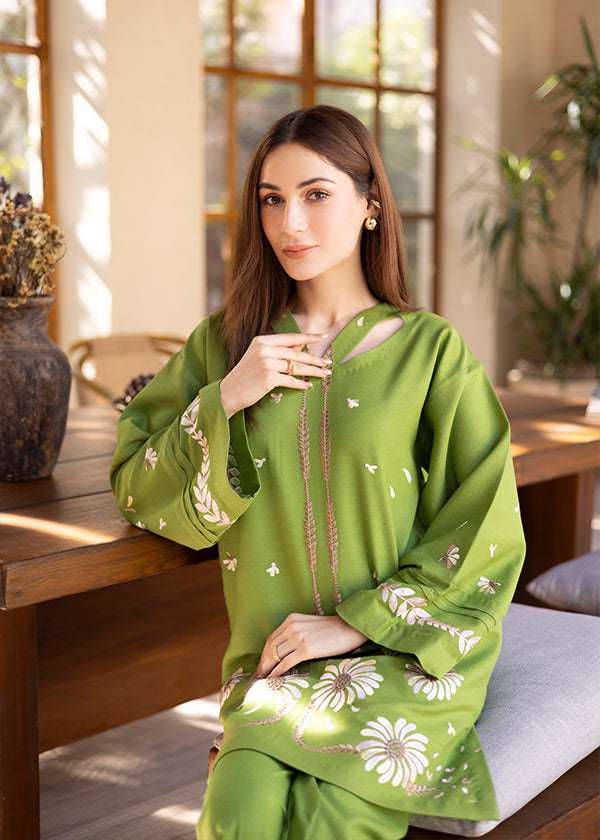 Green embroidered 2-piece suit with keyhole neckline and floral details