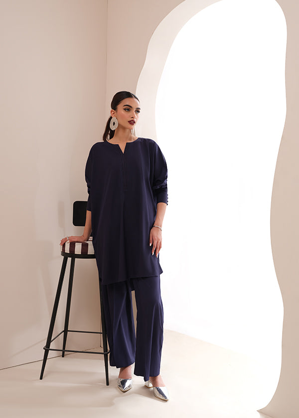 Sapphire blue crepe suit with a V-cut neckline and wide-leg pants