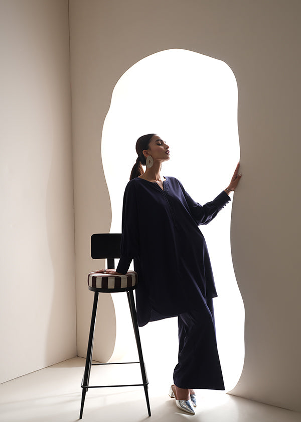  Sapphire blue crepe suit with a V-cut neckline and wide-leg pants