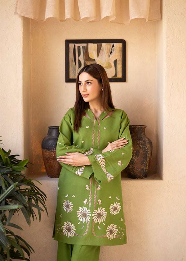 Green embroidered 2-piece suit with keyhole neckline and floral details